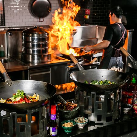 Qt Queenstown Exterior foto A wok being used in a restaurant kitchen