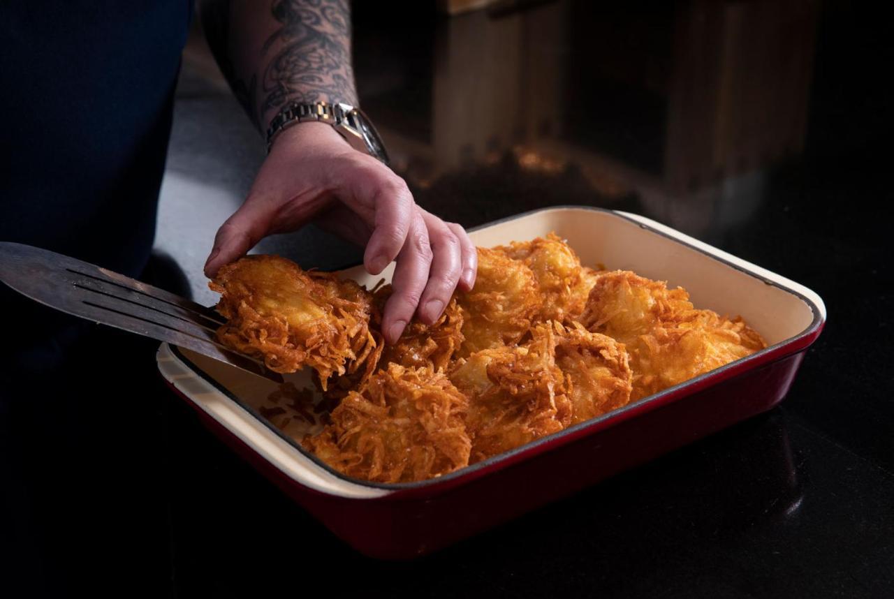 Qt Queenstown Exterior foto A casserole being served